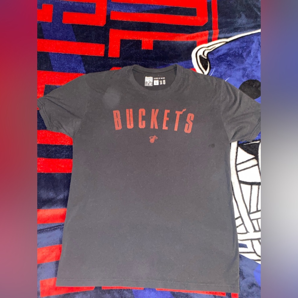 Black Miami Heat T-Shirt, short sleeve, Mens Large, good condition